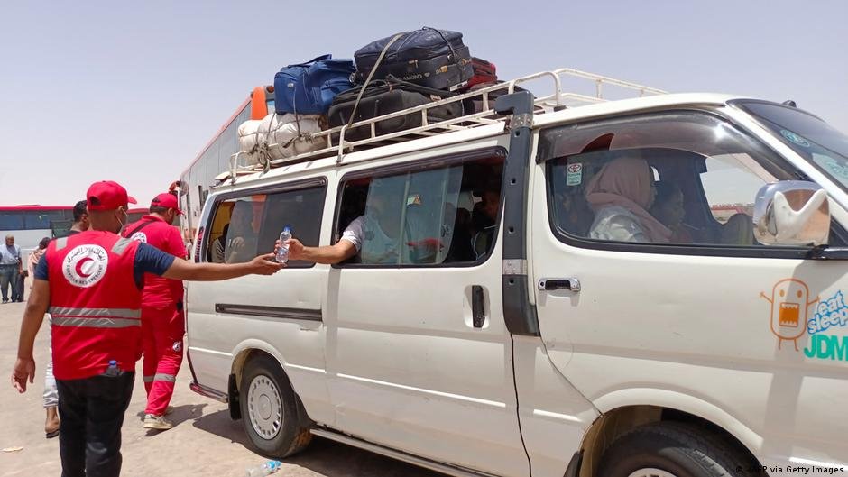 Thousands have been waiting for three days amid dire humanitarian circumstances as they wait to cross into Egypt | Photo: AFP/Getty