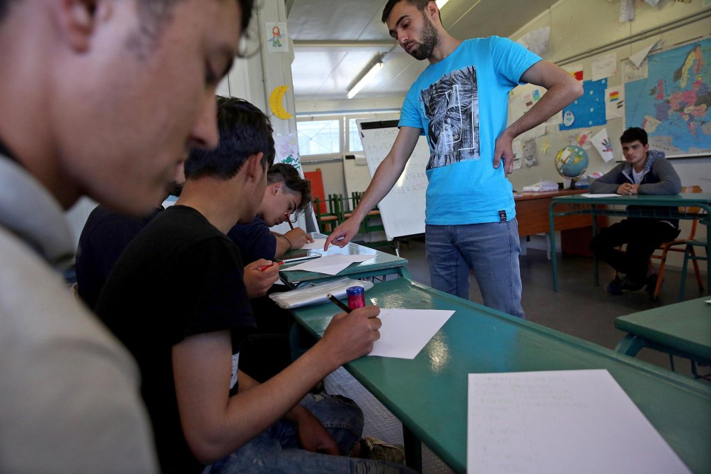 Des enfants réfugiés assistent à une classe au centre d'identification des réfugiés de Fylakio, un village près de la rivière Evros à la frontière turque dans le nord de la Grèce.  Crédit : EPA/ORESTIS PANAGIOTOU