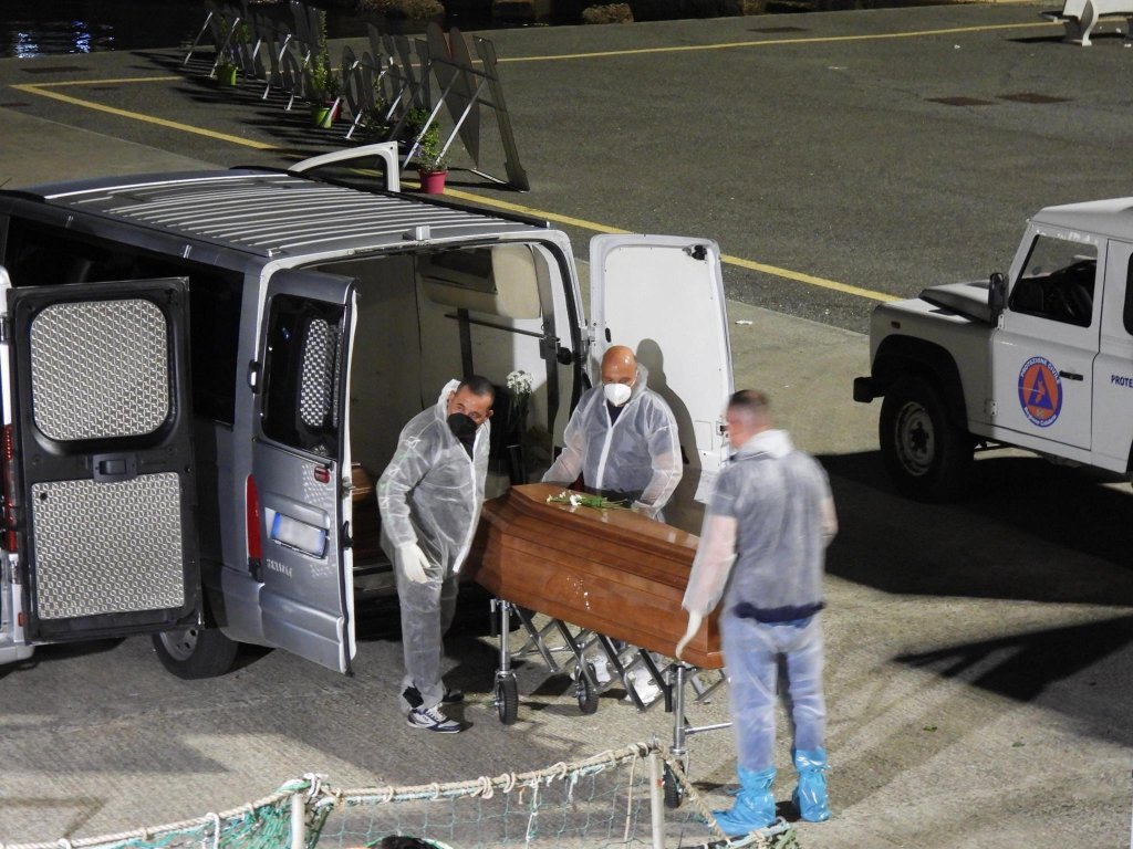 A coffin with a deceased migrant being disembarked from the Sea-Eye 4 on October 27, 2023 | Photo: Barbara Held/Sea-Eye