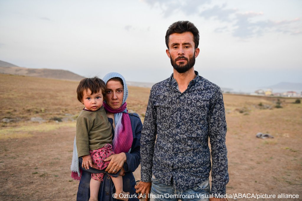 Roughly 2.5 million Afghan refugees have sought safety in other countries. This family was photographed in eastern Turkey on August 17, 2021 | Photo: Ozturk Ali Ihsan/Demiroren Visual Media/ABACA/picture-alliance