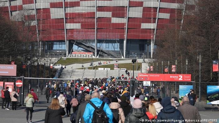 Le stade de Varsovie a notamment été transformé en immense centre d'accueil | Photo : Reuters/Maciek Jazwiecki