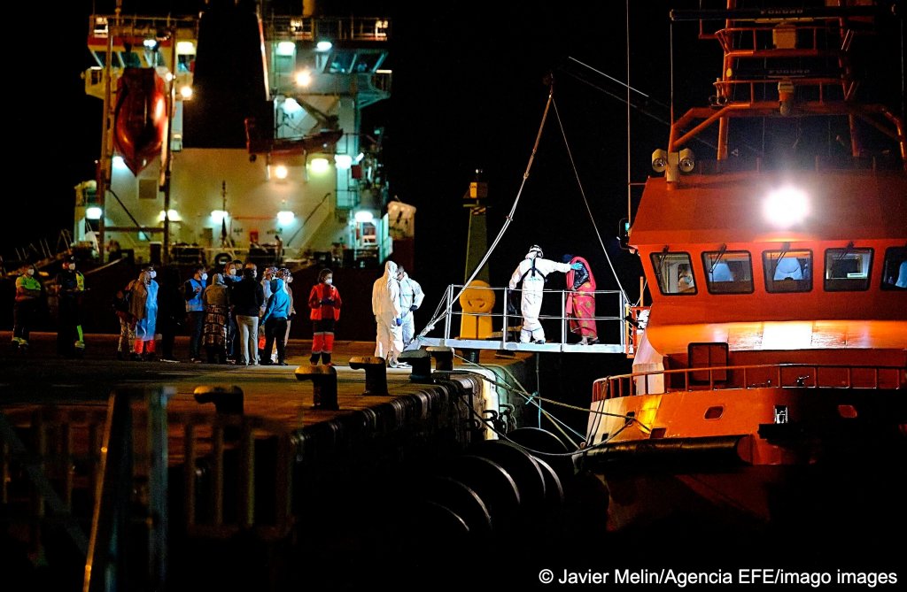 Migrants arriving at el Rosario Port in Fuerteventura, Canary Islands. A group of 69 people were rescued at sea while traveling in two dinghies trying to reach the Spanish coast early October 8, 2021 |Photo: IMAGO / Agencia EFE