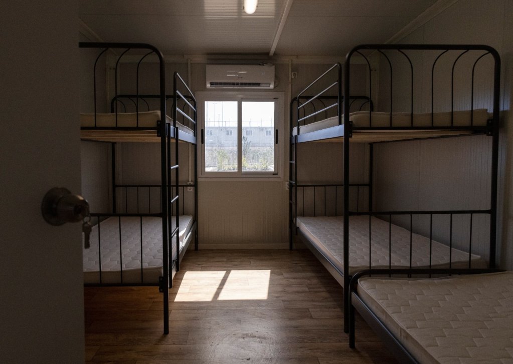 Photographie d'une des chambres dans le nouveau camp de Samos. Crédit : Reuters