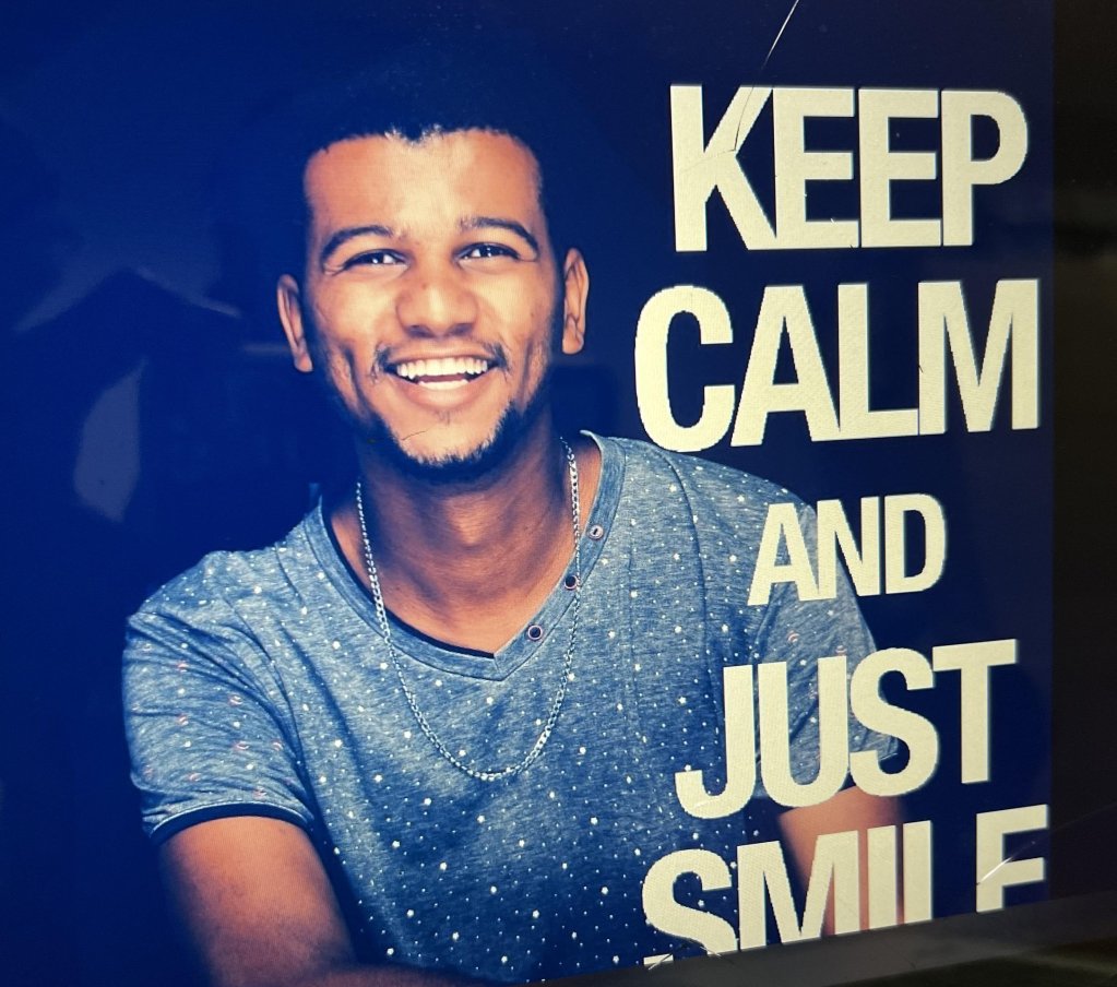 Saleh's motto on his laptop screen | Photo: Benjamin Bathke/InfoMigrants