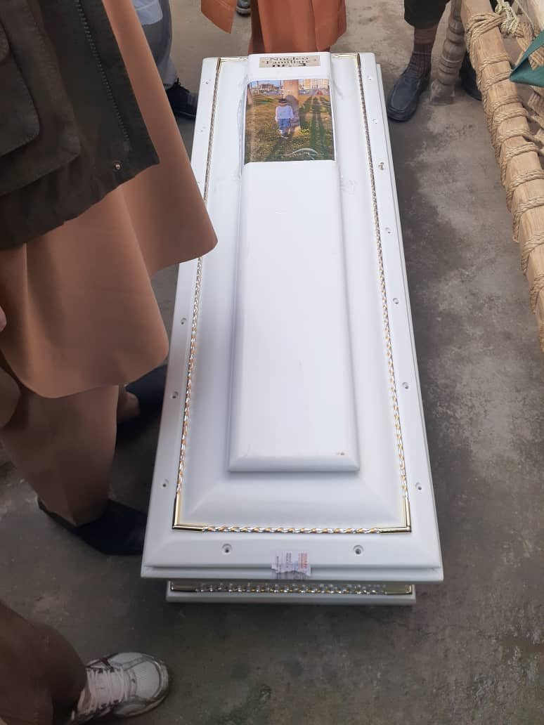 Le cercueil du petit Muzamel, sept ans, est arrivé à Kaboul. Crédit : DR