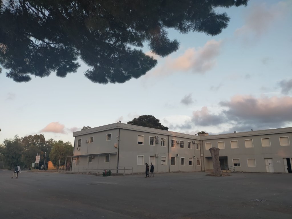 Plus de 500 migrants, dont 200 mineurs non accompagnés, sont hébergés au centre d'accueil de Sant'Anna, situé à l'extérieur de la ville de Crotone, en Calabre. Crédit : InfoMigrants