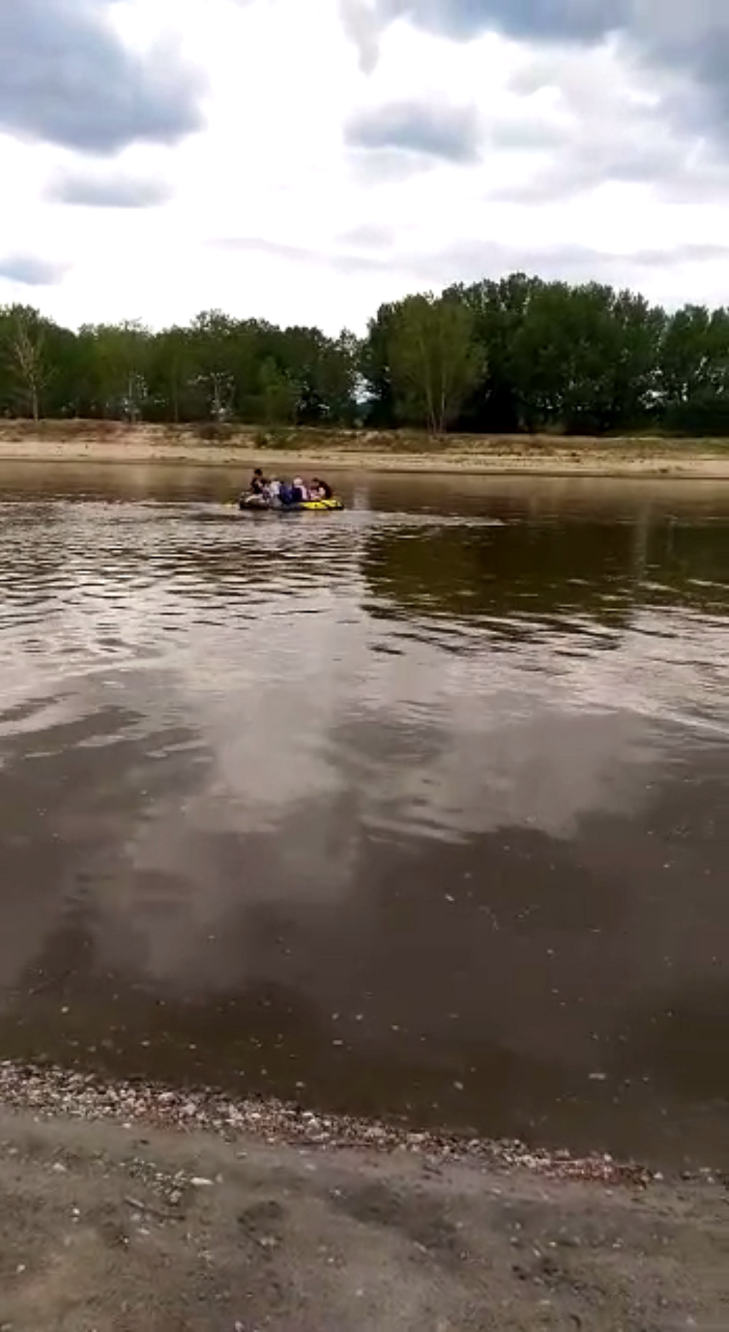 مهاجرون على متن قارب مطاطي في نهر إيفروس