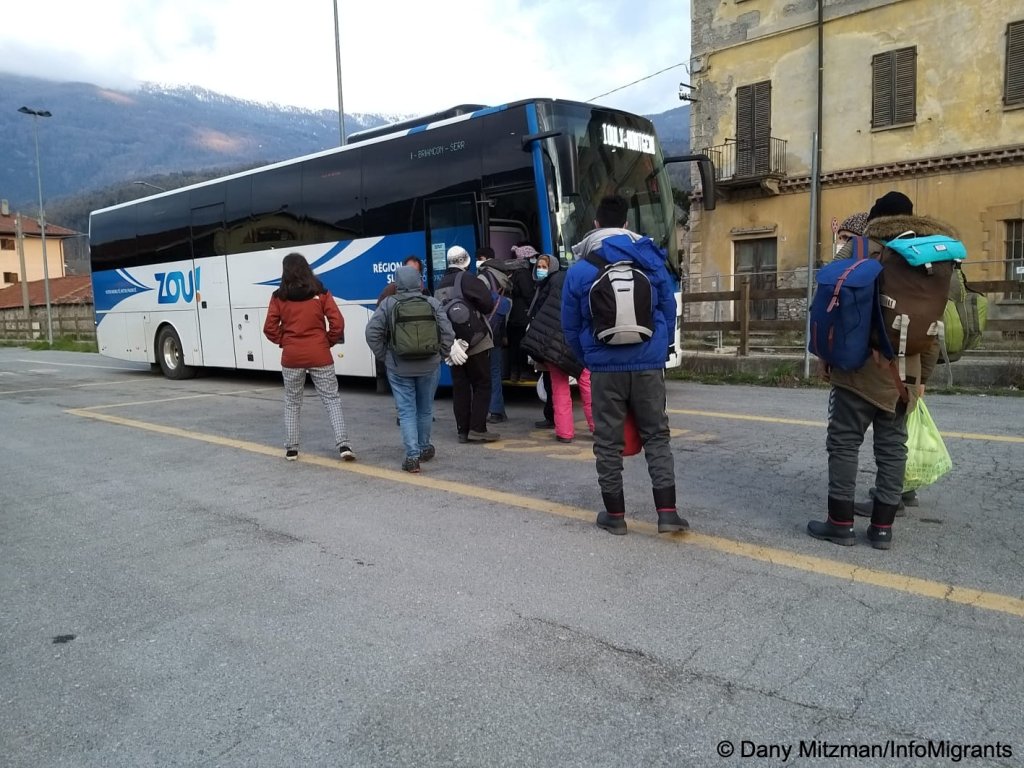 Migrants queue up to board the bus to the last stop before the border to begin their crossing | Photo: Dany Mitzman / InfoMigrants