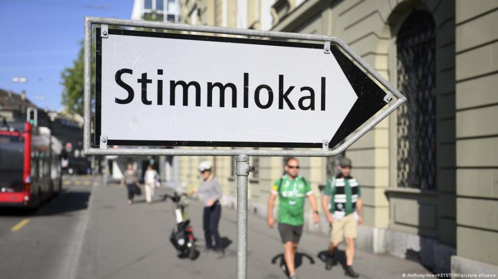 Holding referendums in so entrenched in Swiss culture that most major cities have permanent voting booths in place | Photo: Anthony Anex/KEYSTONE/picture alliance