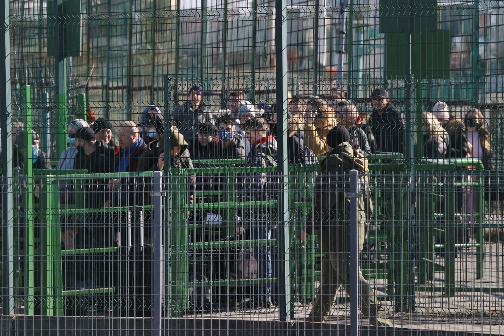 Des personnes venues d'Ukraine attendent de pouvoir passer en Pologne, près de la ville de Medyka, jeudi 24 février. Crédit : Reuters