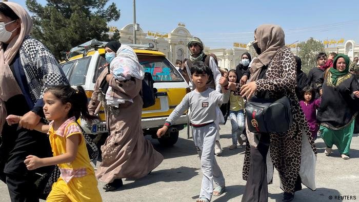 Afghan civilians trying to enter Kabul international airport | Photo: Reuters