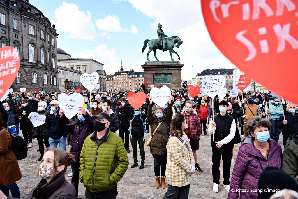 Hundreds of people gathered in a central square in Copenhagen to protest for the rights of Syrian refugees to stay in Denmark | Photo: Ritzau Scanpix/Imago