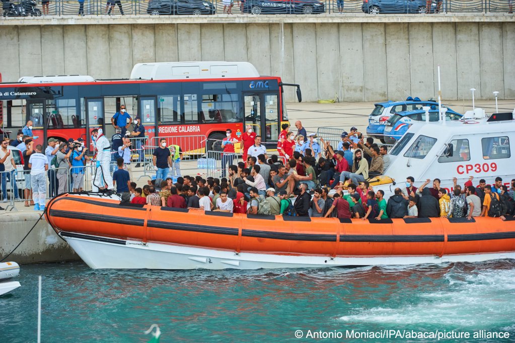 More than 450 migrants and asylum seekers arrived at the port of Catanzaro, Italy on August 24, 2022 | Photo: Antonio Moniaci/IPA/abaca/picture alliance