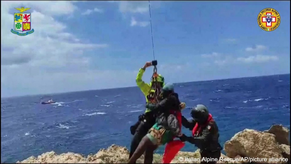 Migrants being winched to safety from rocks in the south of Lampedusa | Photo: Italian Alpine Rescue / AP / picture alliance