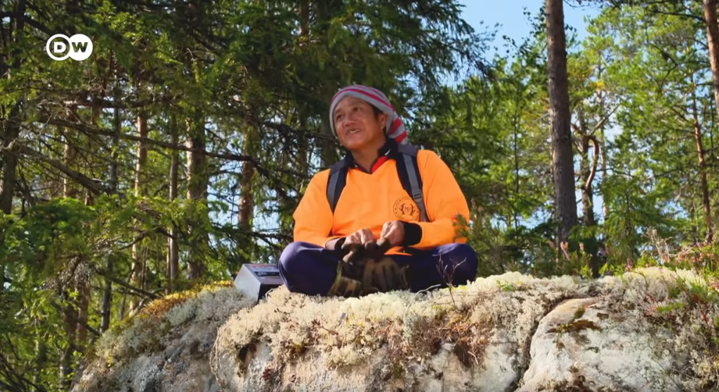 Chang is slower than the other workers because it is his first year |  Source: Screenshot from DW /ARTE / WDR film about Thai berry pickers in Sweden