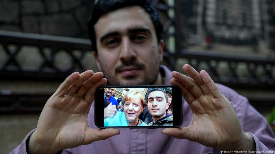 Syrian refugee Anas Modamani became famous when he took a selfie with Chancellor Angela Merkel in 2015 | Photo: Ebrahim Noroozi/AP Photo/picture alliance