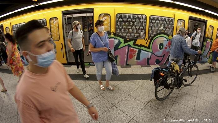 Minority ethnic communities tend to use public transport more than the general population, which may increase the risk of infection | Photo: picture-alliance/M. Sohn