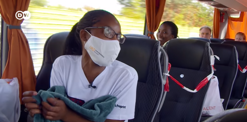 "C’est tellement différent", dit Iyaloo en regardant par la fenêtre du bus | Source : Capture d’écran du documentaire de la DW
