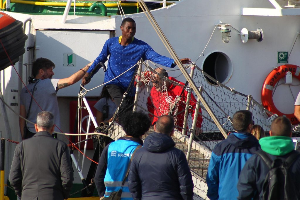 آرشیف:  مهاجران در هنگام پیاده شدن از عرشه کشتی اوپن ارمز در بندر تارانتینو ایتالیا،۲۶ نومبر۲۰۱۹. عکس: انسا