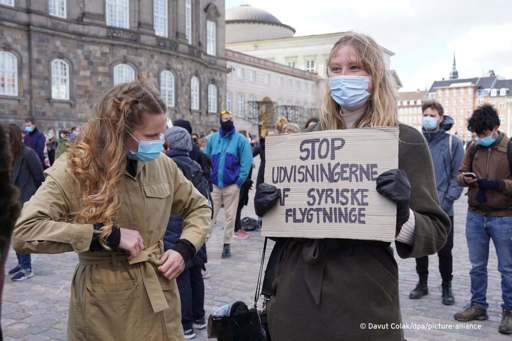 People protesting against the potential deportation of Syrian refugees in Copenhagen on April 21, 2021 | Photo: Davut Colak/dpa/picture-alliance