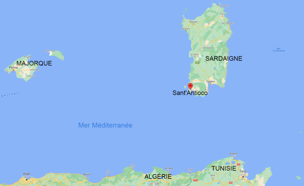 La Sardaigne se trouve à une dizaine d'heures de navigation du nord de l'Algérie. Crédit : Google Maps