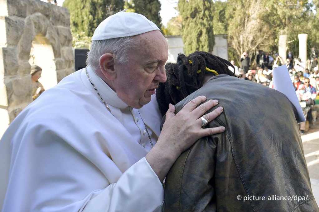 Pope Francis visiting a shelter in Malta for migrants mainly from Somalia, Eritrea and Sudan in April, 2022 | Photo: Vatican Media (EV)/abacapress.com / picture alliance