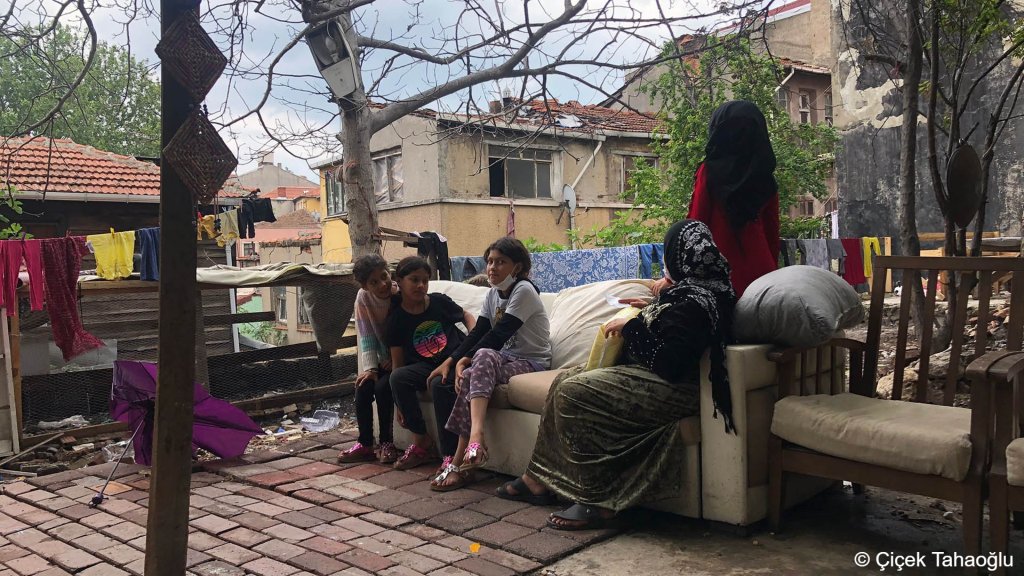 Syrian Hasni Elyasi (red dress) and her family in Turkey | Photo: Çiçek Tahaoğlu