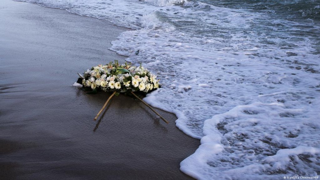 This wreath was part of a protest to put pressure on authorities to save migrants from drowning at sea | Photo: Gianluca Chininea/AFP