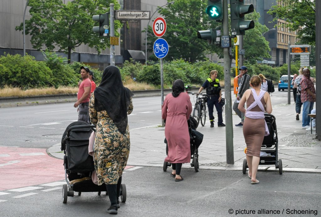 From file: A multicultural scene from the center of Berlin | Photo: Schoening / picture alliance