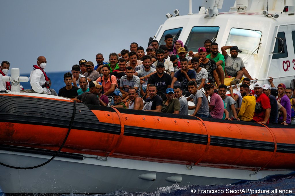 Here migrants are rescued by the Italian coast guard south west of the island of Lampedusa | Photo: Francisco Seco / picture alliance / AP Photo