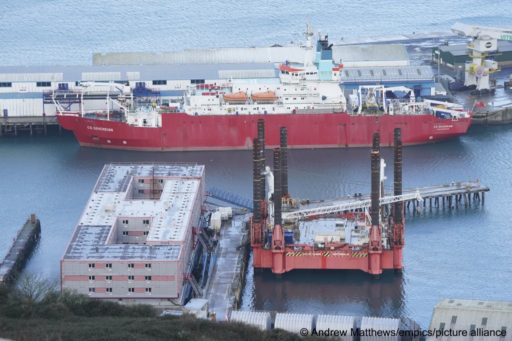 A view of the Bibby Stockholm barge moored in Portland Harbor in Dorset, UK | Photo: Andrew Matthews / empics / picture alliance