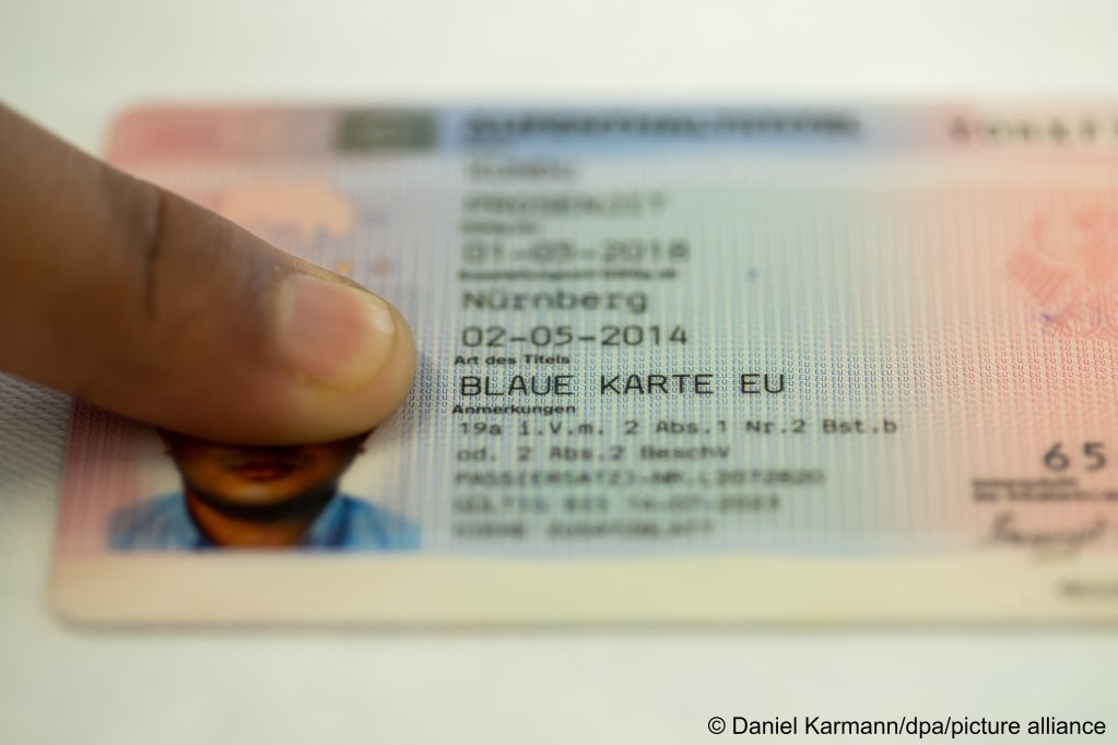 EU countries will be able to attract skilled workers more easily under new Blue Card rules approved in September, 2021 | Photo: Daniel Karmann/dpa