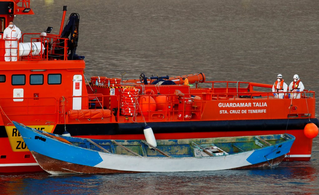 Le canot a été remorqué par les sauveteurs espagnols jusqu'au port de Tenerife. Crédit : Reuters