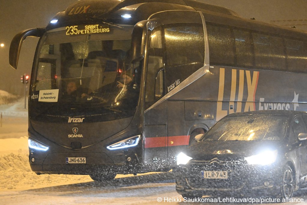Traffic started to cross the Vaalimaa border station between Finland and Russia in Virolahti, eastern Finland just after midnight on December 14 | Photo: Heikki Saukkomaa/AP/picture-alliance