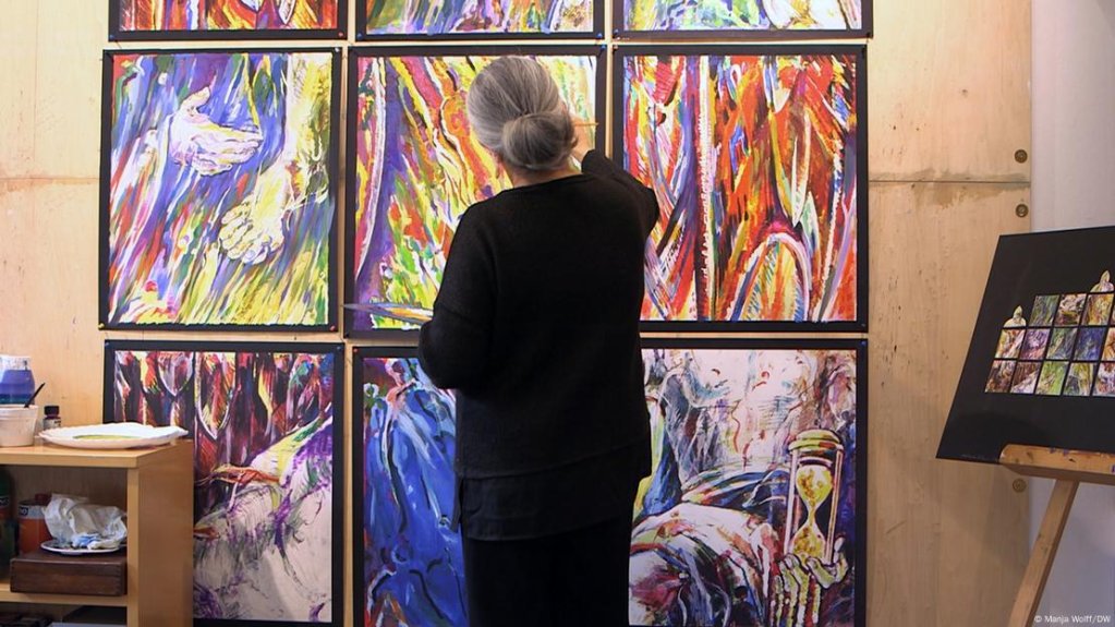 Mahbuba Maqsoodi is Muslim — and paints for all people, regardless of their religious beliefs | Photo: Manja Wolff/DW