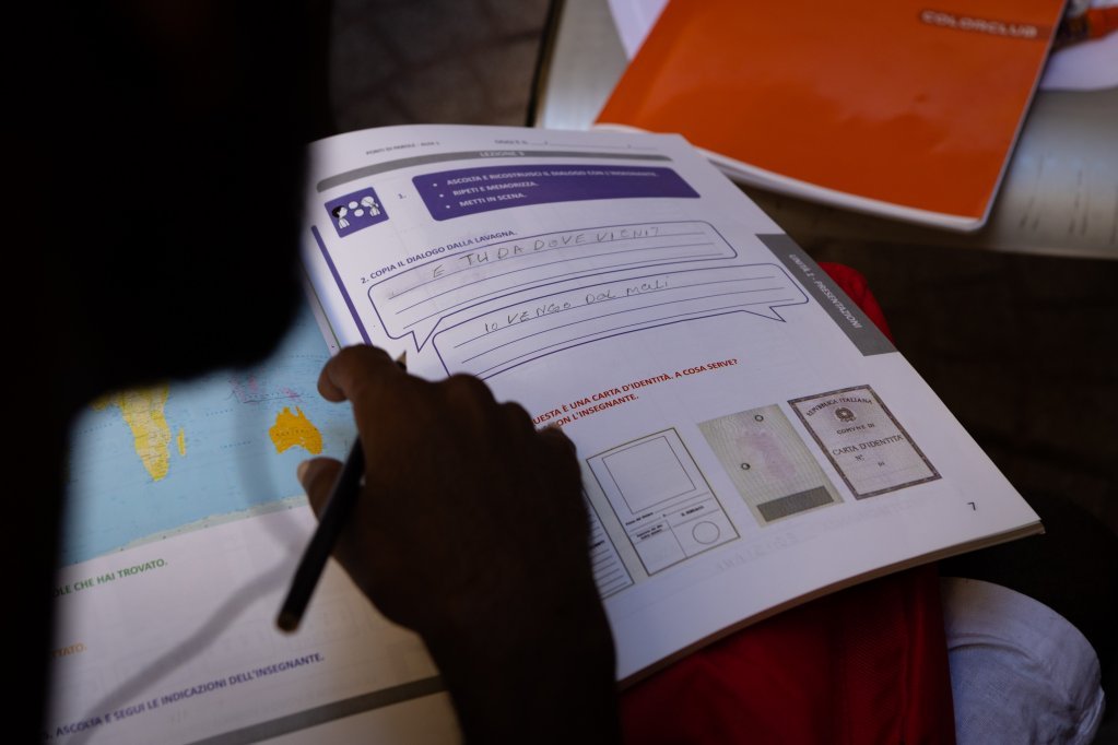 Après leur sortie, la clinique continue à suivre les patients, notamment en les aidant à participer à des cours de langue | Photo : MSF