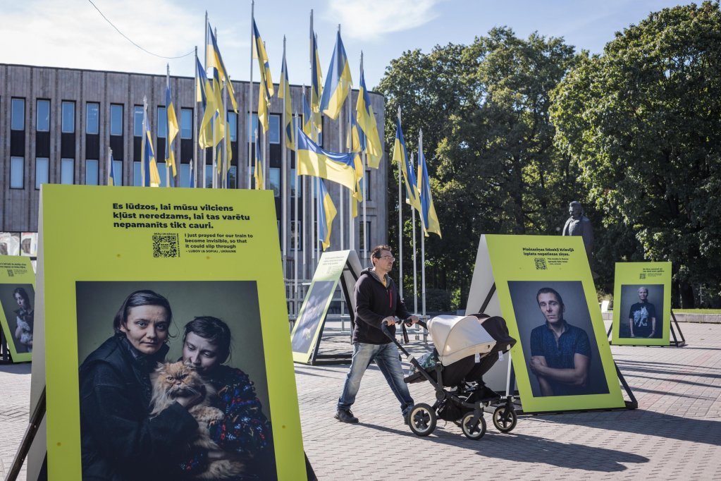 Des portraits de réfugiés ukrainiens sur la "Place de la solidarité" à Riga | Photo : Martin Thaulow