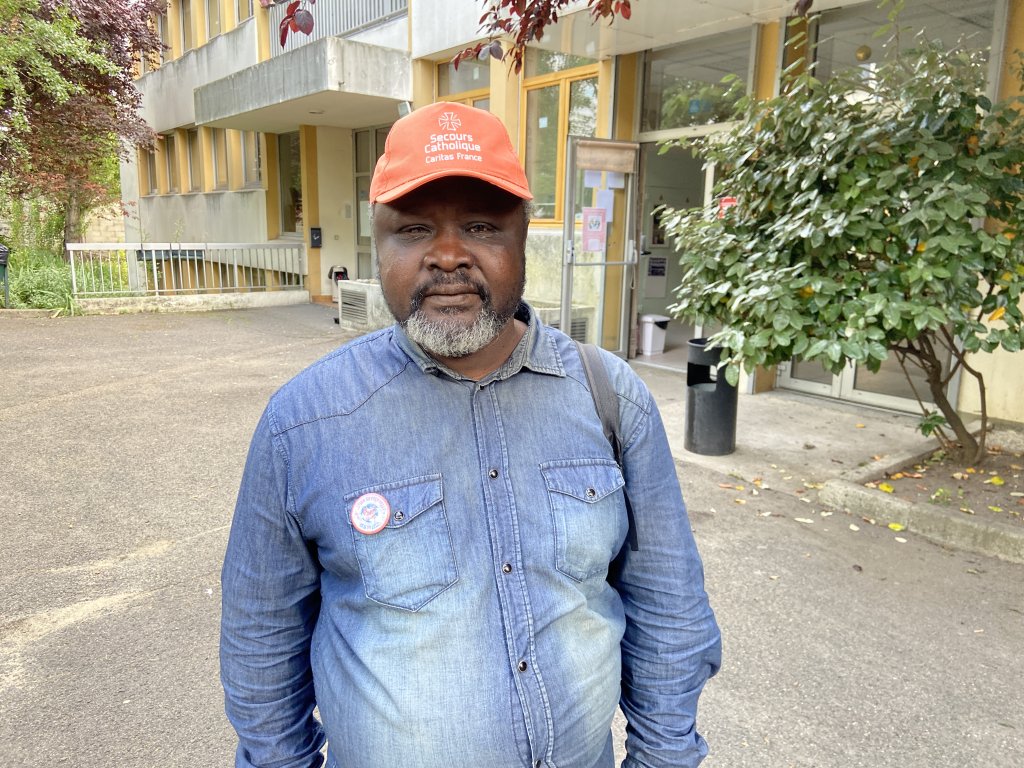 Adolfo vit en France depuis 1990. Il s'intéresse beaucoup à la politique française. Il aurait aimé que Jean-Luc Mélenchon soit élu président. Crédit : InfoMigrants