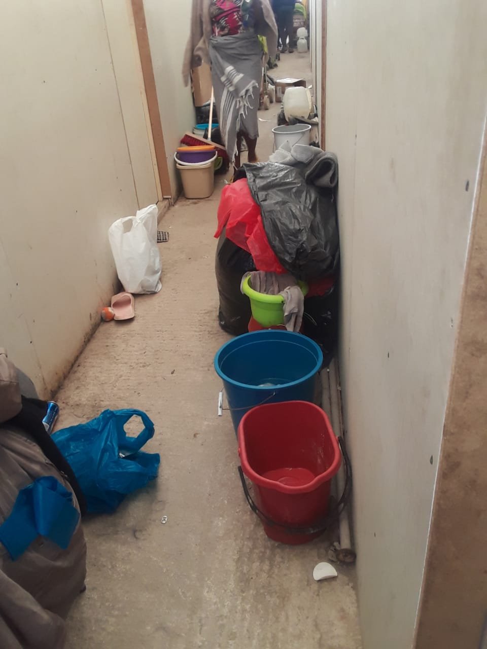 "Les toilettes que nous utilisons sont si sales qu'on a peur d'y attraper des infections. Donc on fait nos besoins dans un seau, derrière la tente, parfois sous les yeux des hommes qui passent", dit Théthé Kongé. Crédit : DR