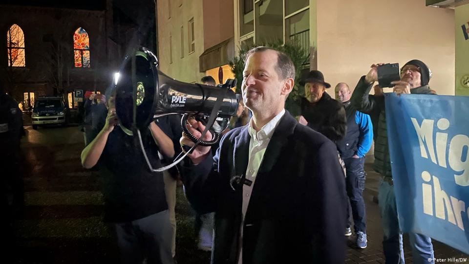 AfD politician Roger Beckamp tried to address the anti-AfD protesters. | Photo: Peter Hille/DW