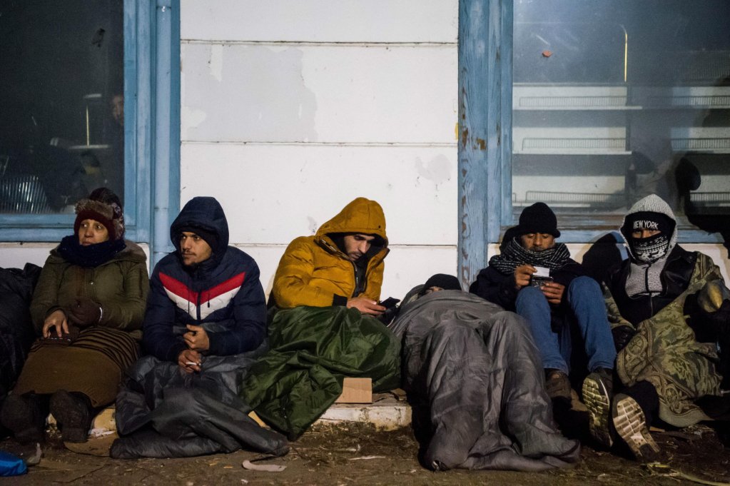 A group of migrants rest at the Serbian village of Kelebia, bordering Hungary | Photo: EPA/Zoltan Balogh