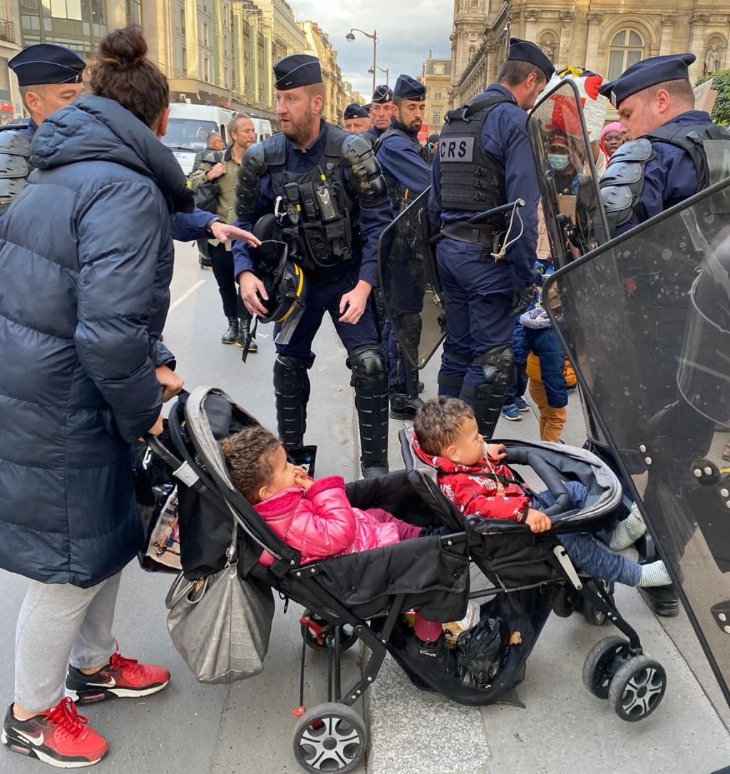 Une femme manifeste avec ses enfants devant l'Hôtel de ville de Paris pour obtenir un hébergement. Crédit : Utopia 56