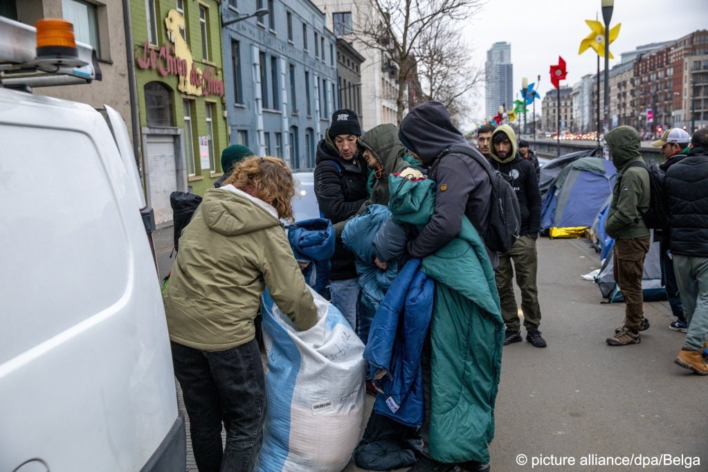 Des bénévoles distribuent des couvertures et des sacs de couchage mais les ONG appellent le gouvernement belge à trouver une solution durable | Photo : Hatim Kaghat / Belga Photo /dpa / picture alliance