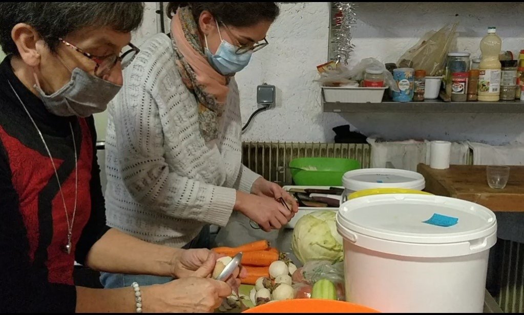 دو تن از رضاکاران پناهگاه رفوج سولیدر در بریانسون درحال تهیه غذا برای مهاجران، ۴ فبروری ۲۰۲۱. عکس از مهاجر نیوز