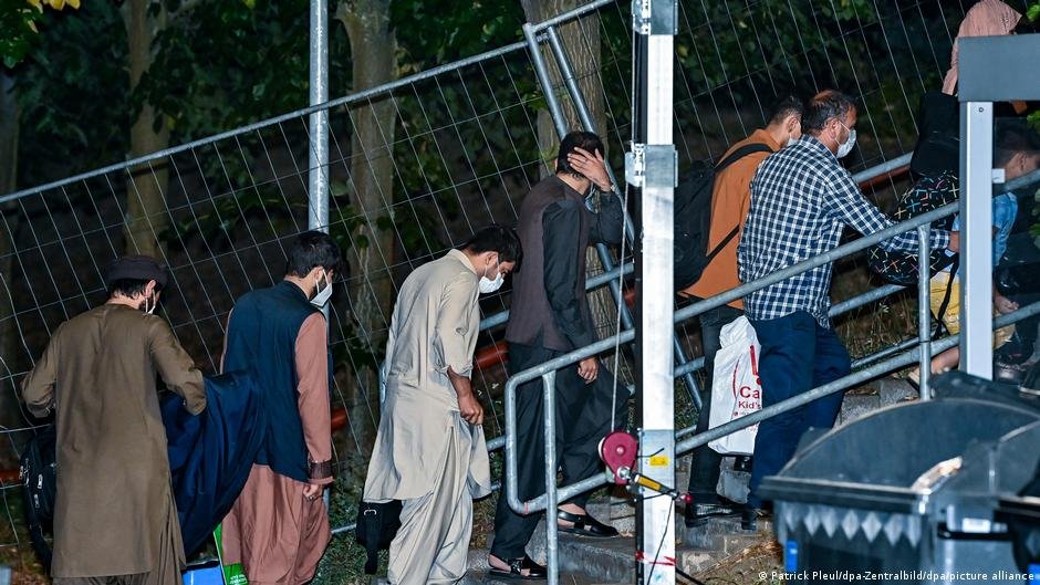 A group of evacuated Afghans arriving in Germany, in the eastern state of Brandenburg | Photo: Patrick Pleul/dpa-Zentralbild/dpa/picture-alliance
