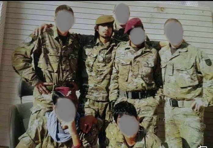 نثار احمد له خپلو بریتانوي او افغان همکارانو سره په هلمند کې. انځور: نثار احمد
