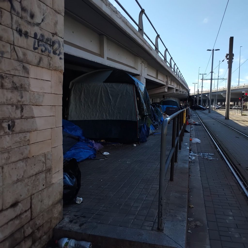 Some 40 migrants were sleeping in tents under this bridge in Badalona, Spain, at the beginning of January 2026 | Photo: Judit Alonso