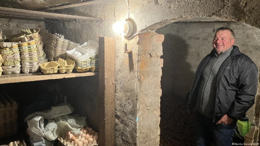 Like many in Poland, Krzysztof Zajaczkowski is preparing for all eventualities by stocking up on provisions and preparing a hideout | Photo: Monika Sieradzka/DW