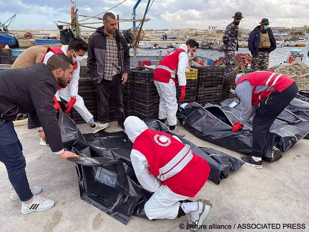 Libyan Red Crescent workers prepare body bags in Garabulli, Libya, on January 24, 2023, after the capsizing on a migrant boat | Photo: picture alliance/AP/Libya Red Crescent