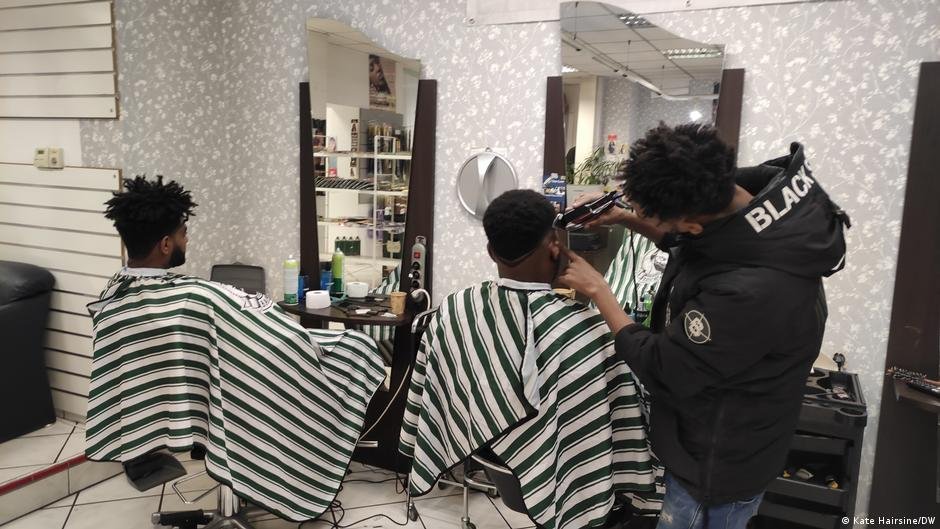 Le salon de coiffure One-Love Afro à Karlsruhe est un lieu de rencontre populaire pour les jeunes hommes africains | Photo : Kate Hairsine/DW